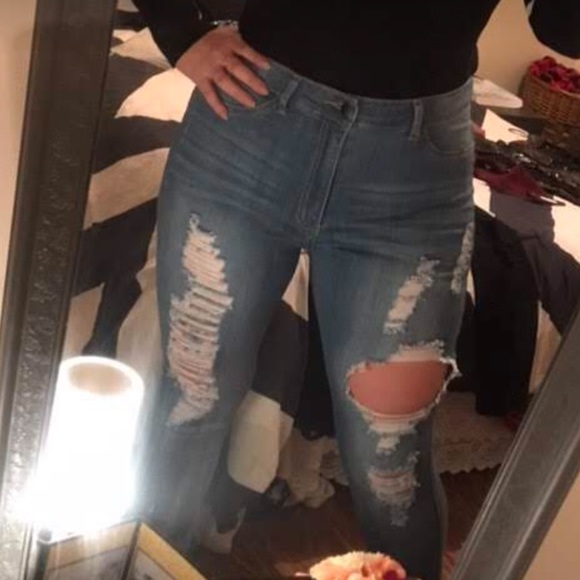 Fashion Nova ripped jeans - Picture 2 of 6